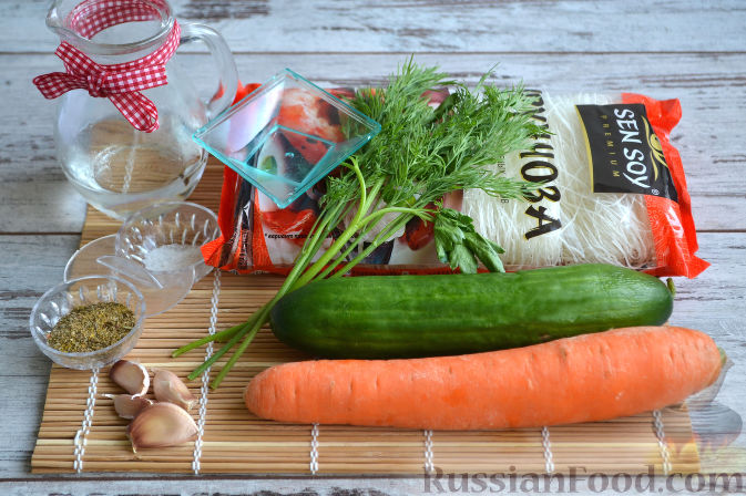 Салат из фунчозы с морковкой и огурцами