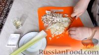 Фото приготовления рецепта: Ячневая каша с шампиньонами и сельдереем (в мультиварке) - шаг №4