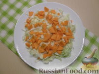 Фото приготовления рецепта: Овощной салат с кукурузой - шаг №3