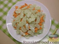 Фото приготовления рецепта: Овощной салат с кукурузой - шаг №4