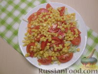 Фото приготовления рецепта: Овощной салат с кукурузой - шаг №6