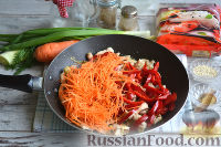 Фото приготовления рецепта: Фунчоза с курицей и овощами - шаг №10