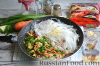 Фото приготовления рецепта: Фунчоза с курицей и овощами - шаг №11
