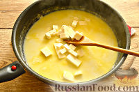 Фото приготовления рецепта: Салат "Чайка" с сыром, яйцами и горошком - шаг №2