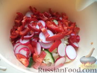 Фото приготовления рецепта: Легкий овощной салат с сыром тофу - шаг №7