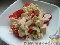 Фото приготовления рецепта: Легкий овощной салат с сыром тофу - шаг №9