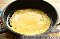 Фото приготовления рецепта: Роллы из яичных блинчиков с рисом и огурцом - шаг №7