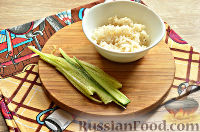 Фото приготовления рецепта: Роллы из яичных блинчиков с рисом и огурцом - шаг №8