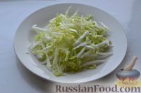 Фото приготовления рецепта: Салат из пекинской капусты, со свежим огурцом и кукурузой - шаг №2