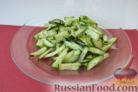 Фото приготовления рецепта: Салат из пекинской капусты, со свежим огурцом и кукурузой - шаг №3