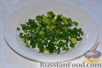 Фото приготовления рецепта: Салат из пекинской капусты, со свежим огурцом и кукурузой - шаг №4