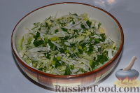 Фото приготовления рецепта: Салат из пекинской капусты, со свежим огурцом и кукурузой - шаг №6