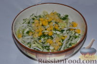 Фото приготовления рецепта: Салат из пекинской капусты, со свежим огурцом и кукурузой - шаг №7