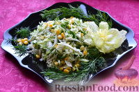 Фото приготовления рецепта: Салат из пекинской капусты, со свежим огурцом и кукурузой - шаг №10