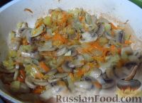 Фото приготовления рецепта: Гречневый суп с грибами и картофельными клецками - шаг №4
