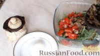 Фото приготовления рецепта: Слоёный салат с курицей, сыром, помидорами и киви - шаг №8