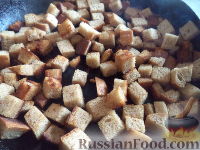 Фото приготовления рецепта: Суп-пюре картофельный с сухариками - шаг №14