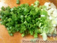 Фото приготовления рецепта: Салат из редьки, огурцов и яиц - шаг №3