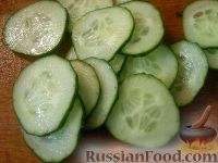 Фото приготовления рецепта: Салат из редьки, огурцов и яиц - шаг №5