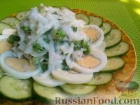 Фото приготовления рецепта: Салат из редьки, огурцов и яиц - шаг №7