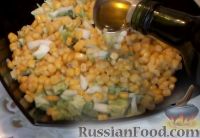 Фото приготовления рецепта: Салат с ветчиной и сухариками - шаг №7