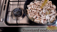 Фото приготовления рецепта: Жареный картофель с шампиньонами - шаг №5
