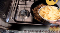 Фото приготовления рецепта: Жареный картофель с шампиньонами - шаг №7