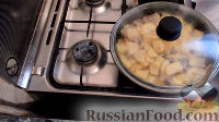 Фото приготовления рецепта: Жареный картофель с шампиньонами - шаг №8