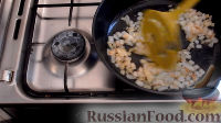 Фото приготовления рецепта: Жареный картофель с шампиньонами - шаг №3