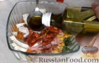 Фото приготовления рецепта: Салат с вялеными помидорами и рукколой - шаг №8