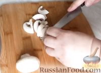 Фото приготовления рецепта: Куриный рулет с грибами и чесночными стрелками - шаг №7