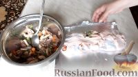 Фото приготовления рецепта: Куриный рулет с грибами и чесночными стрелками - шаг №11