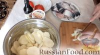 Фото приготовления рецепта: Скумбрия с картошкой, запеченная в духовке - шаг №4