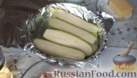 Фото приготовления рецепта: Кабачки, запеченные с фаршем и сыром - шаг №4