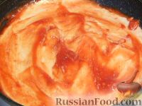 Фото приготовления рецепта: Салат с жареными кальмарами, огурцами, болгарским перцем и яичными блинчиками - шаг №10