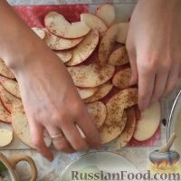 Фото приготовления рецепта: Пирог с киви и яблоком (в мультиварке) - шаг №4