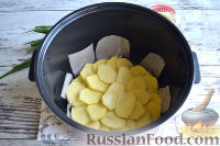 Фото приготовления рецепта: Картофельная запеканка с курицей (в мультиварке) - шаг №3