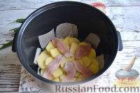 Фото приготовления рецепта: Картофельная запеканка с курицей (в мультиварке) - шаг №4