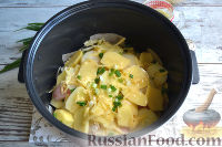 Фото приготовления рецепта: Картофельная запеканка с курицей (в мультиварке) - шаг №6