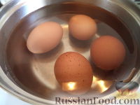 Фото приготовления рецепта: Жареные пирожки с яйцом, луком и зеленью - шаг №2