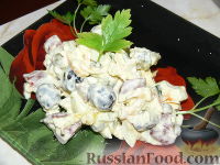 Фото к рецепту: Салат с охотничьими колбасками и курицей