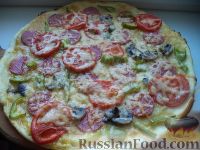 Фото к рецепту: Пицца с колбасой, помидорами, грибами и перцем