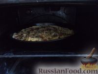 Фото приготовления рецепта: Пицца с колбасой, помидорами, грибами и перцем - шаг №12