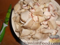Фото приготовления рецепта: Тушеные грибы с соевым соусом и чесноком - шаг №3