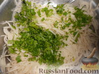 Фото приготовления рецепта: Салат из редьки - шаг №9
