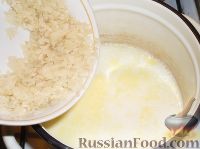 Фото приготовления рецепта: Запеканка из рисовой каши с изюмом - шаг №3