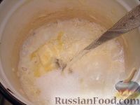 Фото приготовления рецепта: Запеканка из рисовой каши с изюмом - шаг №4