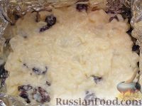 Фото приготовления рецепта: Запеканка из рисовой каши с изюмом - шаг №7
