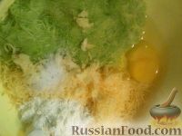 Фото приготовления рецепта: Кабачковые оладьи с сыром и чесноком - шаг №4