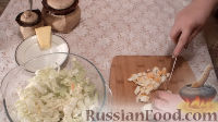 Фото приготовления рецепта: Салат из пекинской капусты с мидиями - шаг №6